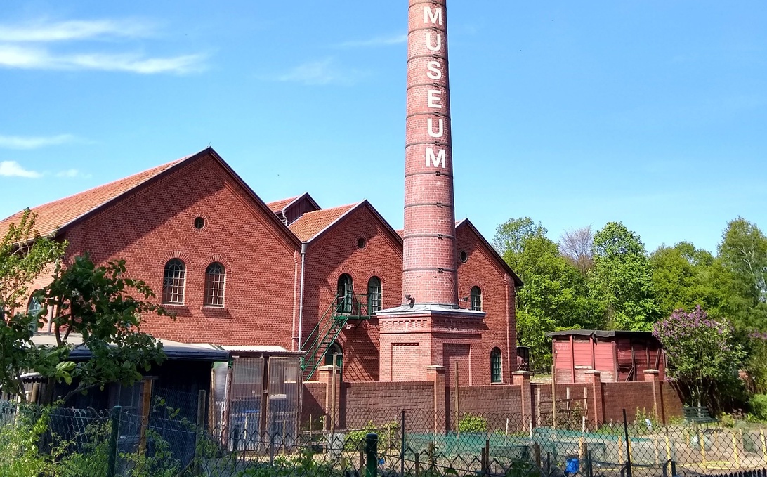 Un complexe industriel historique en brique reconverti en musée, un exemple de réaffectation où l'acoustique des grands volumes doit être maîtrisée.